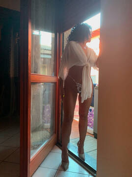 Public Photo of milf-intrigante